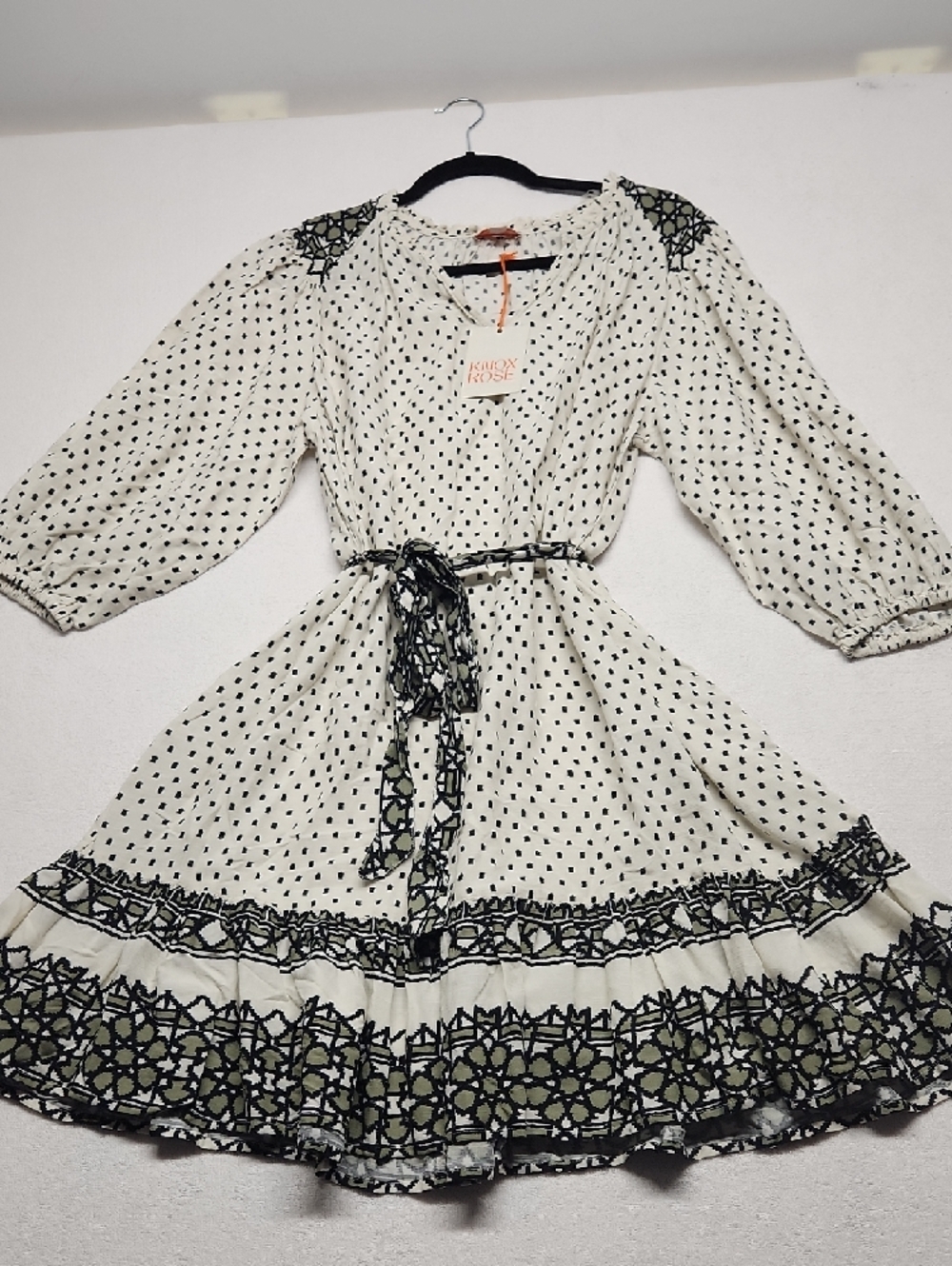 Knox Rose Off White Vneck Dress. SIZE M. 0066 - Picture 2 of 7